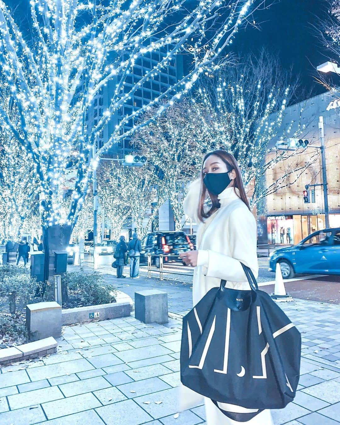 神林真里さんのインスタグラム写真 - (神林真里Instagram)「今年はイルミネーションやらないエリアもあるみたいだけど、﻿ けやき坂のイルミネーションはやっぱりやってるね🎄🎅﻿ ﻿ ロンシャンのマイプリアージュでカスタムしたバッグがとってもお気に入り*\(^o^)/**\(^o^)/*﻿ ﻿ イニシャルを影で入れたの✌️✌️﻿ カラーだけじゃなくて、ハンドルやスナップボタンも色々選べて楽しいよ！﻿ ﻿ プレゼントにもぴったり🎁💗💗﻿ ﻿ ﻿ ﻿ ﻿ ﻿ #イルミネーション #けやき坂 #六本木イルミネーション #お気に入りバッグ #ロンシャン #マイプリアージュ #冬コーデ #大人カジュアル #白コート #ホワイトコーデ #ユニクロマスク #ezick #168cmコーデ#maripo_fashion #roppongiillumination #longchamp #longchampmypliage #baglover #whiteoutfit﻿」12月21日 22時20分 - maripo_jp