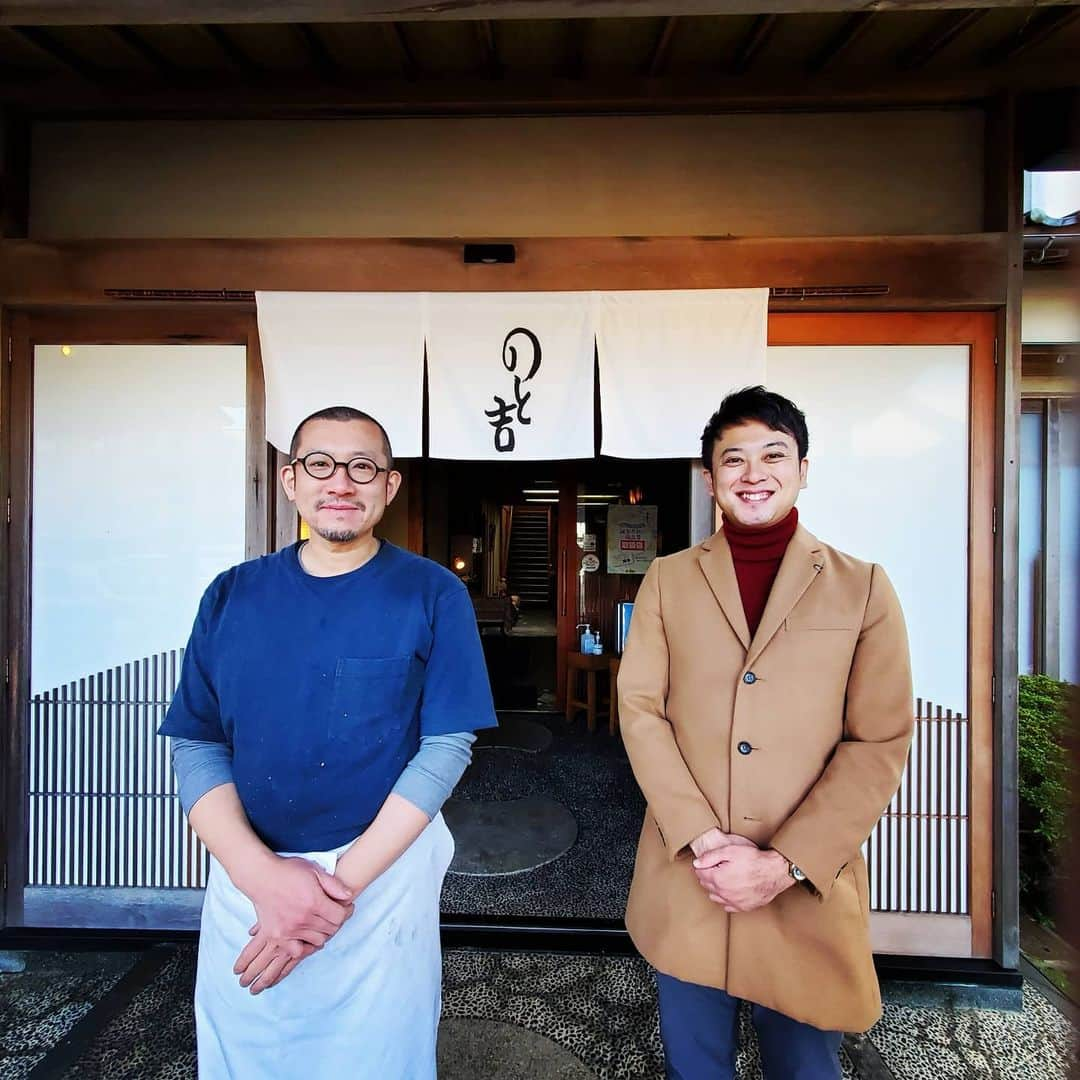 飯田嘉太さんのインスタグラム写真 - (飯田嘉太Instagram)「🐔 今日は七面鳥の話題をお届けしました🍗 ・ ・ 輪島市門前町には日本で③か所しかない 七面鳥農家があるんです😌 この道30年の大村さんが大切に育てた阿岸の七面鳥は これまでで①番の出来だと話しています😲 ・ ・ そんな七面鳥をのと吉さんで堪能😍 塩コショウのシンプルな食べ方以外にも鍋や治部煮など様々✨ どれも美味しかった😋  ※写真を撮る時だけマスクを外しています #石川テレビ #石川さん #livenews #イット #輪島市 #門前町 #七面鳥 #のと吉 #クリスマス #冬至 #アナウンサー #飯田嘉太 #とっくり #髪を切りました #そうとうバッサリと   七面鳥は生産者の大村さんから直接購入することも出来ます😄 阿岸の七面鳥と検索してみて下さい🔎」12月21日 22時20分 - kabuto_iida