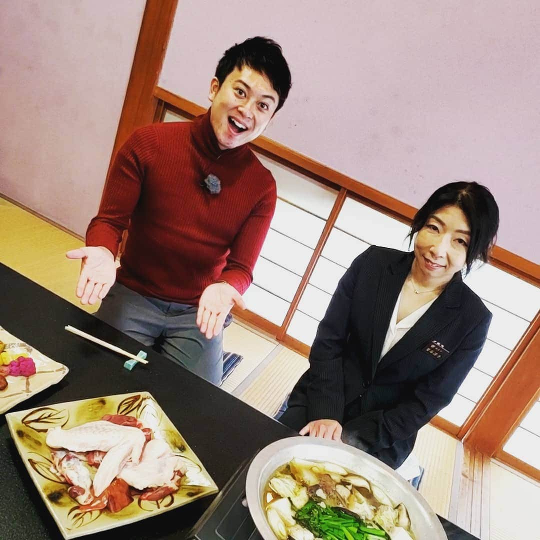 飯田嘉太のインスタグラム：「🐔 今日は七面鳥の話題をお届けしました🍗 ・ ・ 輪島市門前町には日本で③か所しかない 七面鳥農家があるんです😌 この道30年の大村さんが大切に育てた阿岸の七面鳥は これまでで①番の出来だと話しています😲 ・ ・ そんな七面鳥をのと吉さんで堪能😍 塩コショウのシンプルな食べ方以外にも鍋や治部煮など様々✨ どれも美味しかった😋  ※写真を撮る時だけマスクを外しています #石川テレビ #石川さん #livenews #イット #輪島市 #門前町 #七面鳥 #のと吉 #クリスマス #冬至 #アナウンサー #飯田嘉太 #とっくり #髪を切りました #そうとうバッサリと   七面鳥は生産者の大村さんから直接購入することも出来ます😄 阿岸の七面鳥と検索してみて下さい🔎」