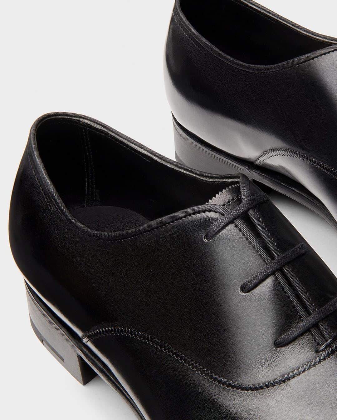 ジョンロブのインスタグラム：「Introducing our new formal evening offer, tuxedo details interpreted within a pair of welted shoes. Earl is a sweeping Oxford featuring a silk collar and available in jewel tones. . #johnlobb」