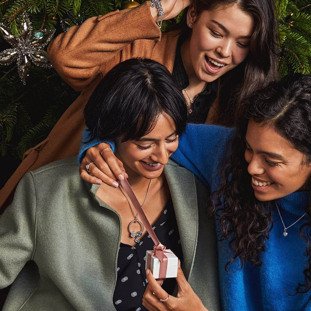 PANDORAさんのインスタグラム写真 - (PANDORAInstagram)「Reminder: it's not too late to go shopping and find a surprise that will light up your BFF’s holidays. 💗  #Pandora #PandoraGift #GiftIdeas」12月21日 22時12分 - theofficialpandora