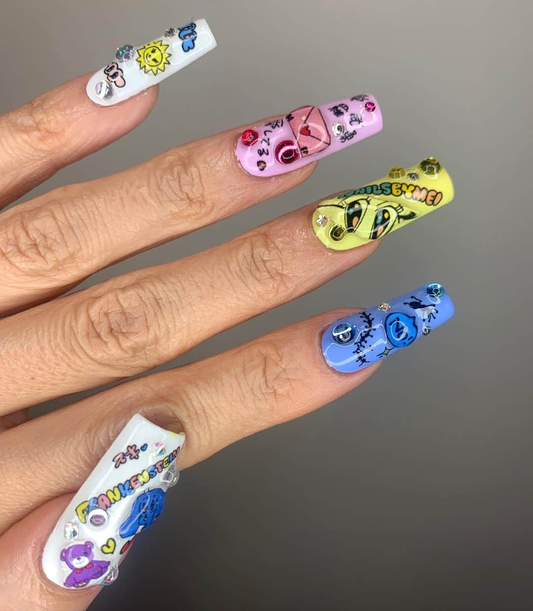 Mei Kawajiriさんのインスタグラム写真 - (Mei KawajiriInstagram)「Let’s do nail art with @frankenstein_magazine x @nailsbymei collabo “hand drawing nail decals “ 💖🌹💖 #nailsbymei」12月21日 22時14分 - nailsbymei