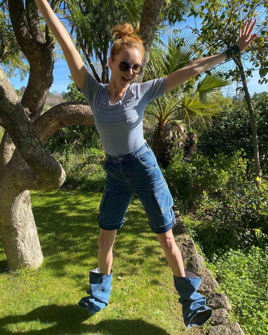 リリー・コールのインスタグラム：「Sustainable gift ideas that don’t cost the Earth ✨✨  ~ gift cards for tree planting - for example @wiresglasses gift cards plant trees through @thefutureforestcompany ... @nature_org also plants 🌱 🌲   ~ pre-loved items - like these jeans I got from @homefrieszine - take the stigma out of second hand  ~ books! Guides to living sustainably (Who Cares Wins!) or photography books to inspire via @clairederouenbooks  ~ charity merc for gifts that keep on giving : for example via @chooselove shop   ~ support sustainable brands and craft making : for example @permanentcollection egg spoon ; @bottletoppers purse; @fundjumpers handmade knits ; or @wiresglasses bioplastic low waste eyewear 🤍❤️....   When it comes to sustainable fashion I also love @storymfg @ninety_percent  @christopher.raeburn @stellamccartney @edun 💚  First photo by my mum; last photo by @patriciaimbarus 📷 🖤」