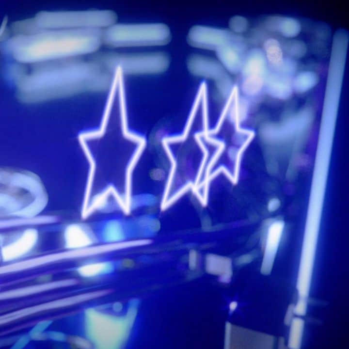 ミュグレーのインスタグラム：「It’s getting closer. The brightest time of the year is here, celebrate the holidays with the playful spirit of the Mugler universe.  Which fragrance will you gift this year? #MuglerFragrances #HappyHolidays」
