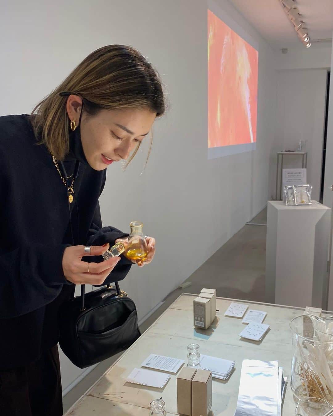 松本瞳のインスタグラム：「. お休みの日に、BÉLAIR LABのポップアップイベントへ行ってきました。@belairlab 会場内はアート展、ルームフレグランスの香り全13種類が展示してあって、MELTING AMBERの香りが好きだった🌟 . 持ってる香水もAMBER入ってたし、この香りに惹かれるものがあるんだと思う☺️気持ち切り替えたい時に使ってみよう〜。 #belairlab #ベレアラボ #嗅覚コミュニケーション #ルームフレグランス #roomfragrance」