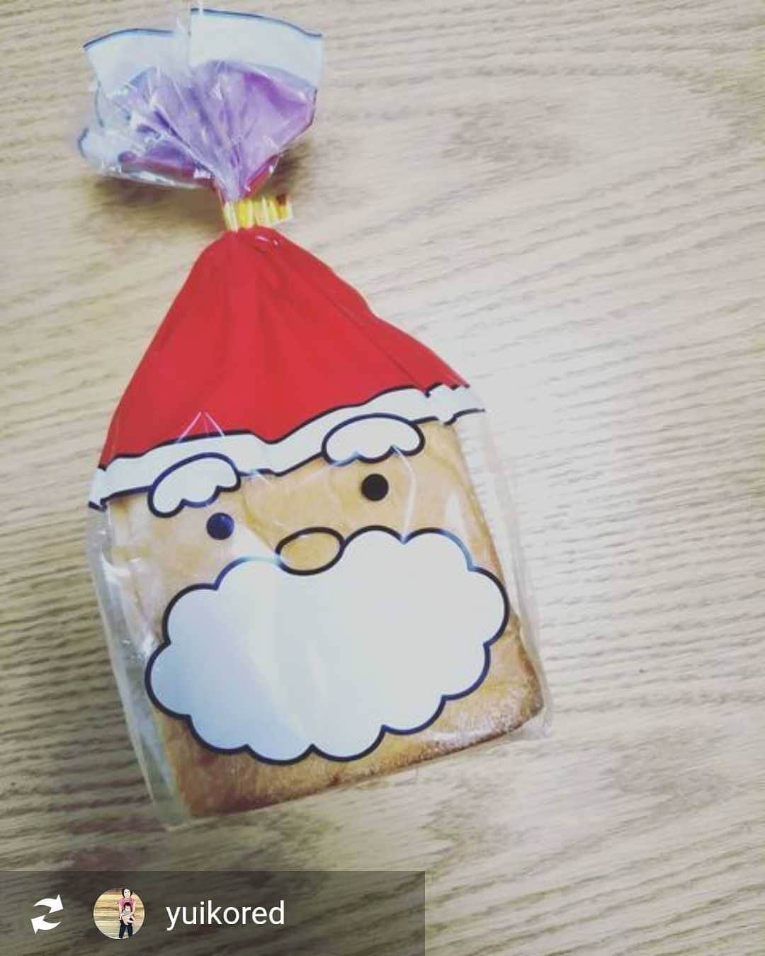 らでぃっしゅぼーやのインスタグラム：「#サンタパン 投稿していただきありがとうございます！ 素敵なクリスマスツリーとお子様の笑顔に癒されました^^ photo from @yuikored 様  #ザクセン #ザクセンのパン #北海道小麦の山型食パン  ・ ・ ・  いつものパンがサンタになって届いた🎄✨  ＼サンタさんのパンはやく食べたーい！／  と朝まで待ちきれない人。  #らでぃっしゅぼーや」
