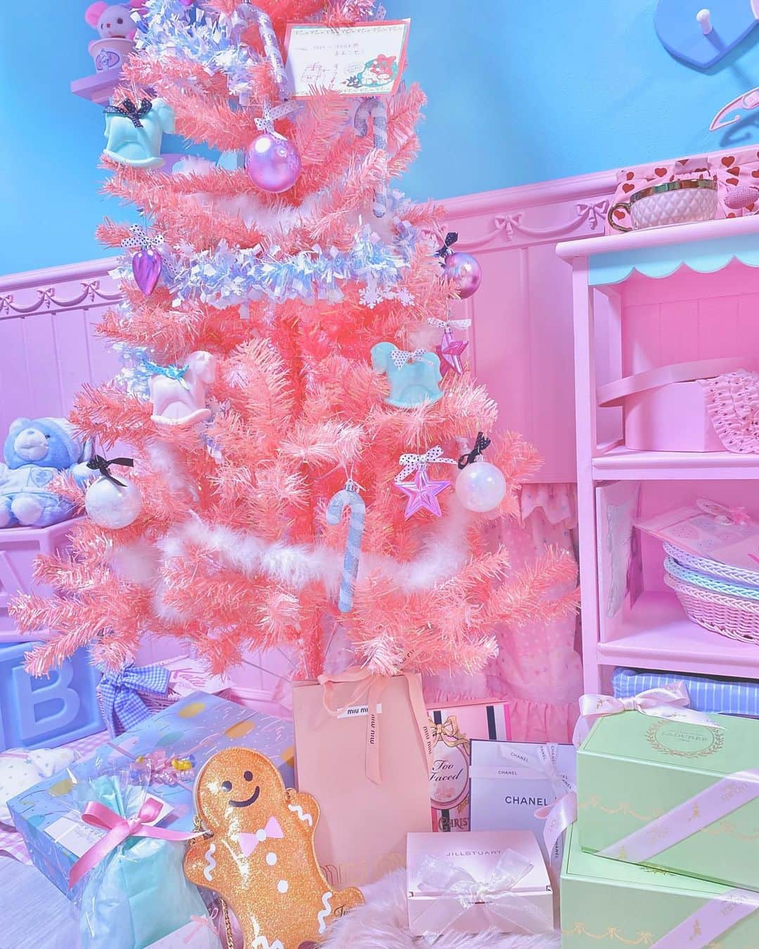 のインスタグラム：「クリスマスよりクリスマスまでが楽しかったりする🎄  #fancytoy#pinkroom#kidsroom#ファンシー#ゆめかわ#パステル#キッズルーム #子供部屋 #ピンクルーム#ピンク部屋#ゆめかわいい#myroom#おもちゃ部屋#ファンシートイ#クリスマス#クリスマスツリー #クリスマスプレゼント #シャネル#chanel #ミュウミュウ #miumiu#ラデュレ」