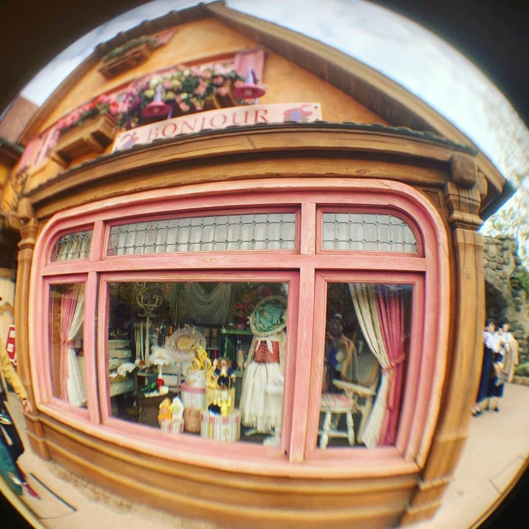 Laraのインスタグラム：「🎀 . ミニーちゃんのお家とかも抽選？になっててビックリした 簡単に入れなくなってしまった(lil´･-･`ili)」