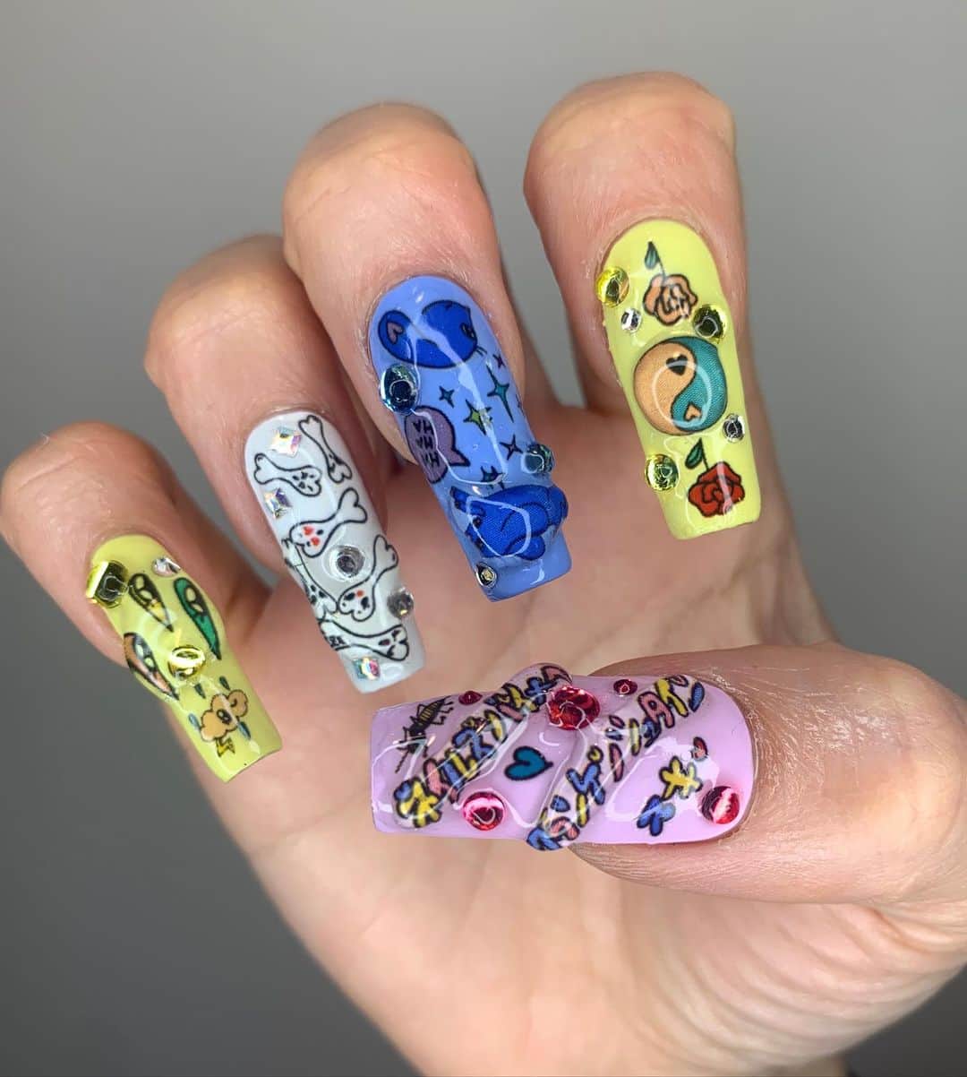Mei Kawajiriさんのインスタグラム写真 - (Mei KawajiriInstagram)「It’s easy to do both hands by yourself with this decals 💕💅💜 Tip are •cut all the decals first 🪄 •blight color base is better like white , pink , yellow , nude etc 🤍」12月21日 22時22分 - nailsbymei