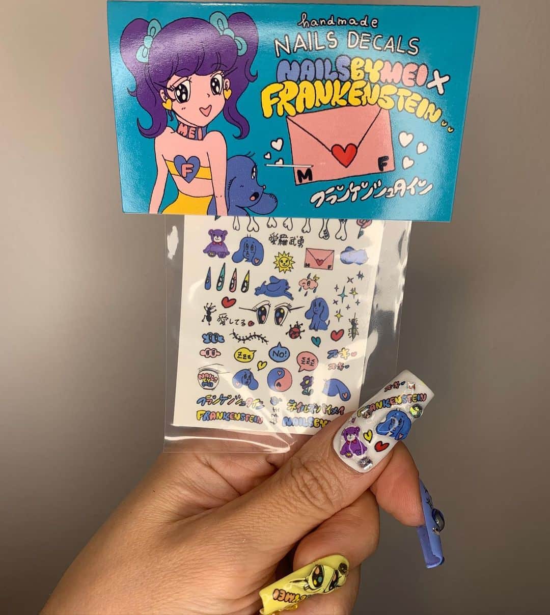 Mei Kawajiriさんのインスタグラム写真 - (Mei KawajiriInstagram)「It’s easy to do both hands by yourself with this decals 💕💅💜 Tip are •cut all the decals first 🪄 •blight color base is better like white , pink , yellow , nude etc 🤍」12月21日 22時22分 - nailsbymei