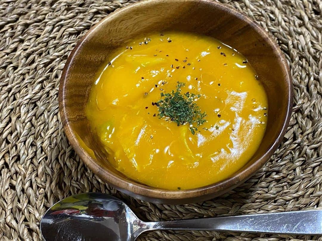 ZOEのインスタグラム：「ストーリークイズの正解は 「南瓜の豆乳スープ」でした✨  さっきの材料を圧力鍋で5分くらい煮込んで 全部ミキサーにかけて、塩 胡椒とオリーブオイルだけのシンプルな味付けなんですけど 野菜の味がかなり濃くてめちゃくちゃ美味しかったです。  ※豆乳が固まるので火を止めてから豆乳を入れるのがポイント  カボチャ食べて 柚子湯に入って 冬至の今日は体ぽかぽか♨️  みなさんも風邪など引かないように寒い冬を乗り越えましょう！！」