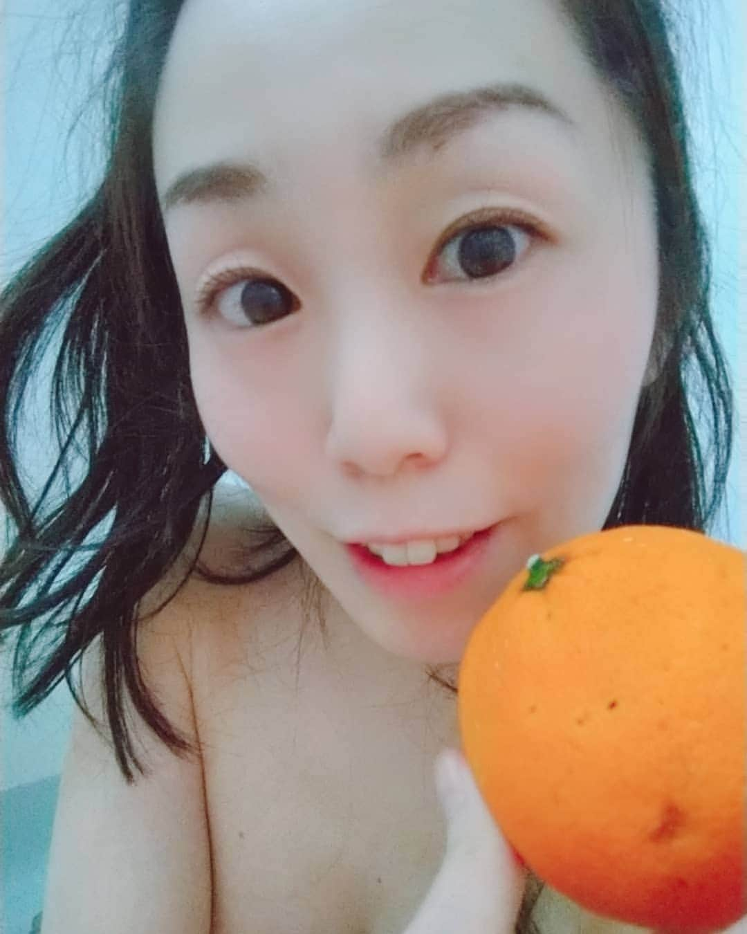 悠木あやねさんのインスタグラム写真 - (悠木あやねInstagram)「今日は冬至⛄ ゆずのかわりにみかんで湯治🍊  #無農薬 #みかん #無農薬みかん #冬至 #湯治 #ゆずのかわりにみかん  #悠木あやね #AyaneYuki #YukiAyane #カプセルエージェンシー #capsuleagency #AV女優 #セクシー女優 #アダルト女優 #女優 #モデル#asiangirls#asiandoll #asianbeauty #asiansexy #japanese #japanesegirl #japanesegirls #model #nudemodel #fashionstyle」12月21日 22時27分 - yukiayane0926