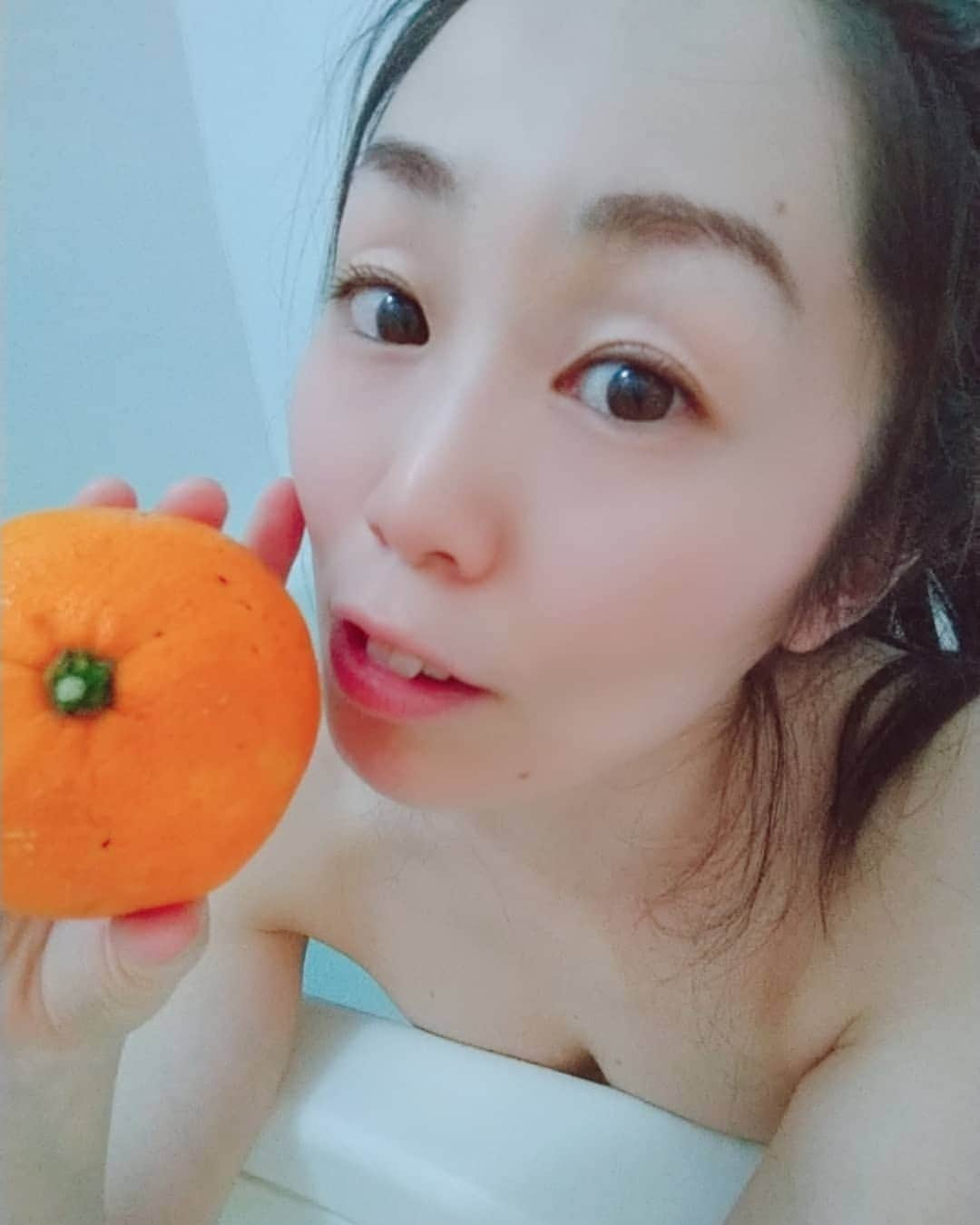 悠木あやねさんのインスタグラム写真 - (悠木あやねInstagram)「今日は冬至⛄ ゆずのかわりにみかんで湯治🍊  #無農薬 #みかん #無農薬みかん #冬至 #湯治 #ゆずのかわりにみかん  #悠木あやね #AyaneYuki #YukiAyane #カプセルエージェンシー #capsuleagency #AV女優 #セクシー女優 #アダルト女優 #女優 #モデル#asiangirls#asiandoll #asianbeauty #asiansexy #japanese #japanesegirl #japanesegirls #model #nudemodel #fashionstyle」12月21日 22時27分 - yukiayane0926