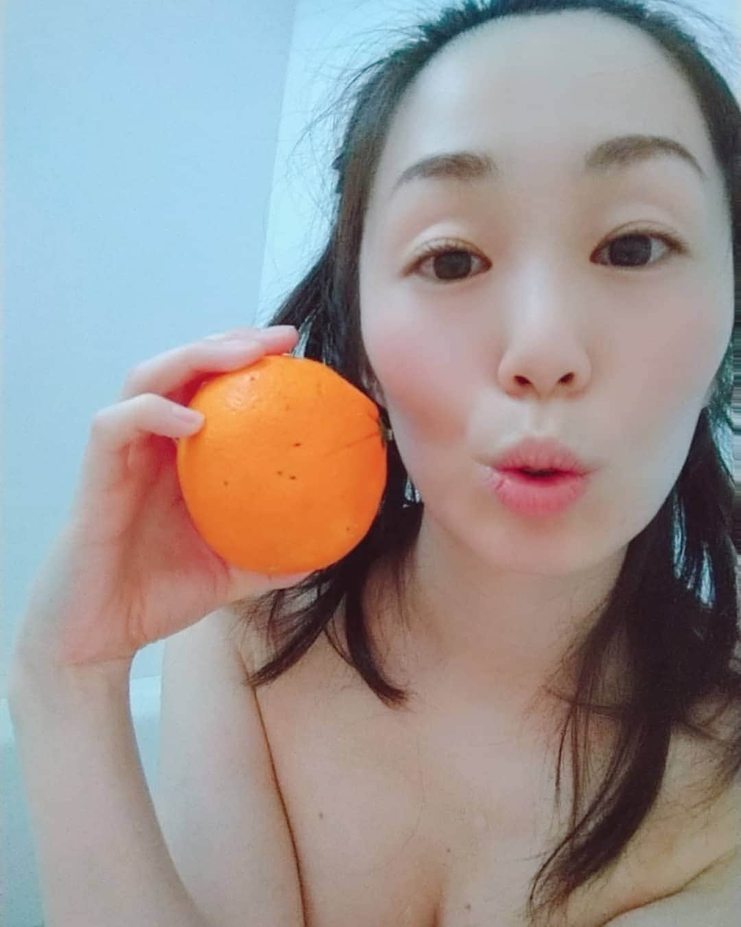 悠木あやねさんのインスタグラム写真 - (悠木あやねInstagram)「今日は冬至⛄ ゆずのかわりにみかんで湯治🍊  #無農薬 #みかん #無農薬みかん #冬至 #湯治 #ゆずのかわりにみかん  #悠木あやね #AyaneYuki #YukiAyane #カプセルエージェンシー #capsuleagency #AV女優 #セクシー女優 #アダルト女優 #女優 #モデル#asiangirls#asiandoll #asianbeauty #asiansexy #japanese #japanesegirl #japanesegirls #model #nudemodel #fashionstyle」12月21日 22時27分 - yukiayane0926