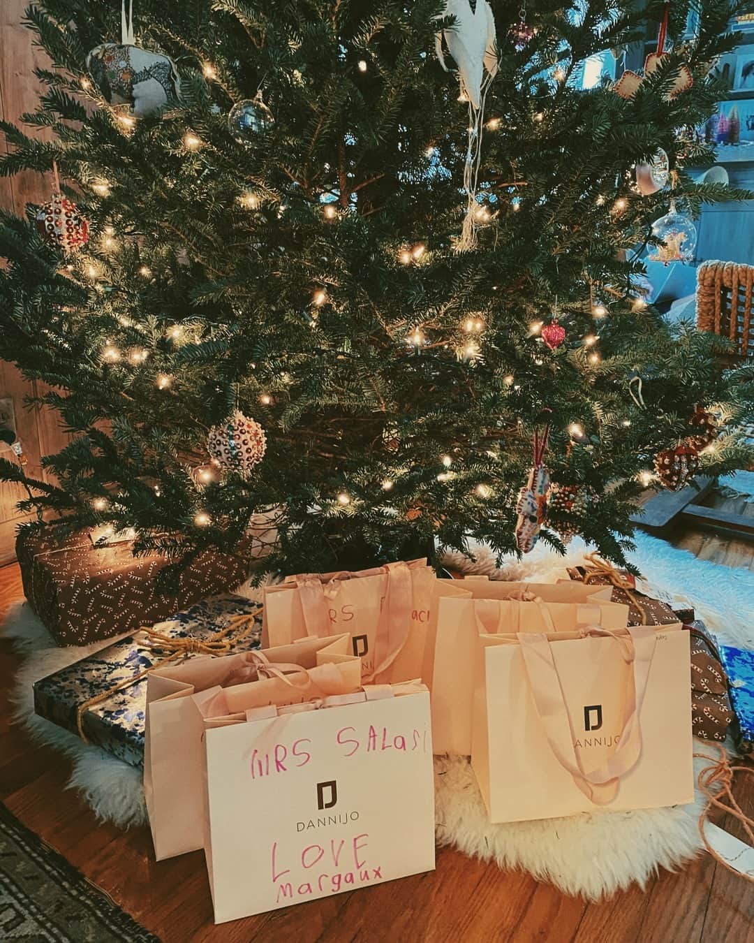 ダニジョーのインスタグラム：「There’s Dannijo with your name on it 🏷  Buy yourself that item you’ve had your eye on, we won’t tell 😉 and finish your holiday shopping *Last call for FREE 2nd day shipping on all orders over $150」
