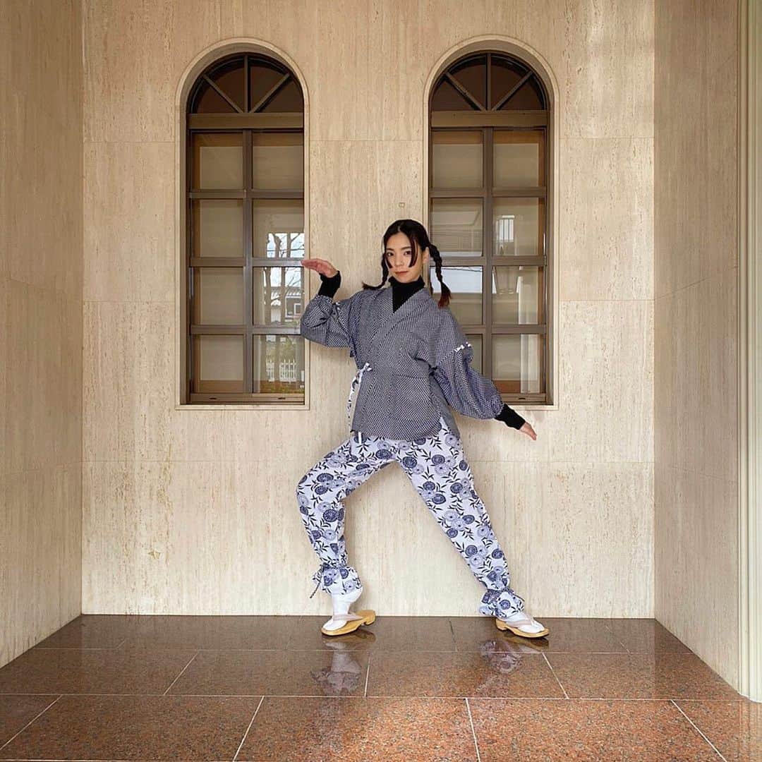 深井愛のインスタグラム：「ちょ、写真最後まで見て🕺🕺 . ひとつ前の投稿の続き🕺 . ボトムスは2着作ってもらいました🕺 . 柄違いでも互換性を持たせたくて、 上着の腰紐と腕の部分に同じ生地を入れて貰っています . そして足首を締める紐には上着の生地を🤝 . ゆっちゃん本当にありがとう❣️ @uri__yurina  . 最後に載せた写真はさっき、 何気なく棚を漁ってたら出てきた 小学校入学式の朝の私 . アングルと髪型被りすぎてちょっと鳥肌立ったよお🐓 . めぐむ7歳不安だらけの始まりの日 . 学校から事前に渡された持ち物リストに書いてた「マイネーム」が何のことか分からず尋ね、 「持ち物には自分の名前書いとけってことやろ？」 というおかんの回答に対し、子供ながらにそれだけは絶対違うと思いながら登校をし、案の定違うことをホームルームの時間に知らしめられたことを思い出しました。 マイネームという名前のマジックペンがあることをこの日初めて知った親子でした。 . こんなに大きくなりましたよめぐちゃん 小さいことを深く考えなくて良いよ どれだけ考えたってどれもこれも あなたの予想は遥かに裏切ってますから でも大丈夫 あなたの周りは今、大切な宝物でいっぱいだよって言うてあげたいい🕺 . そんな感じ🕺 . #作務衣」