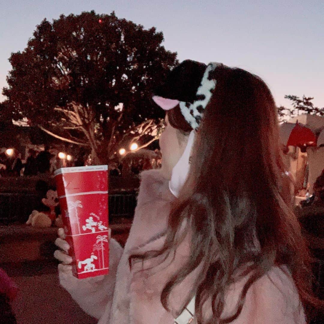 Laraのインスタグラム：「🍿 . #honeypopcorn いつもたべる🐝🍯 ハチミツの匂いすき☆*。#honey キャラメルも好きだけど白色あるとなんやねん🗯全部たっぷりつけて(๐•̆ •̆๐)てなる🤨☝🏼ははは」