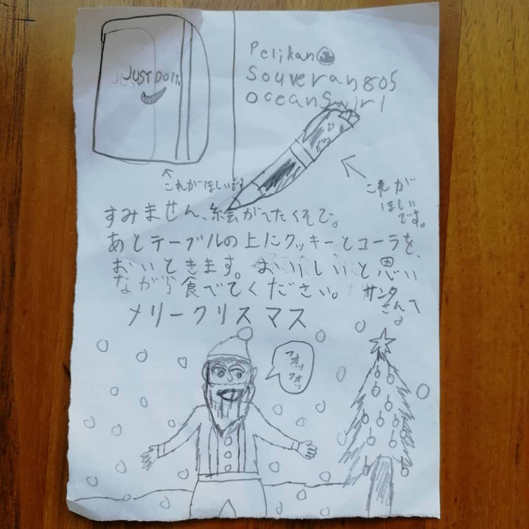 Kaori Takinoのインスタグラム：「息子(小４)が描いたサンタさんへのお手紙。  「サンタさんに頼むものボールペンにしたーー」って言うから、「(よーし！今年は安く済むっ！)」と思ってたら、やはり想像の斜め上を行くよね～。 ペリカンの特別限定品をチョイスしてますよ...。３万円越えの逸品ですぜ。アホか...。  もちろんなんとか誘導して、もっとずっと安価なかっこいい名前入りのボールペンにしましたが...。危ない危ない...。  #ペリカン#ボールペン#サンタさんへのお手紙#今年は1才児がいてツリー出せないから#お手紙どこにつるせばいい？#完全に七夕引きずってツリーに手紙をつるす子どもたち#美味しさを強要する文章#ホットミルクがいつからかコーラに変わった#深夜飲むならミルクがいいな#コーラ苦手だから」