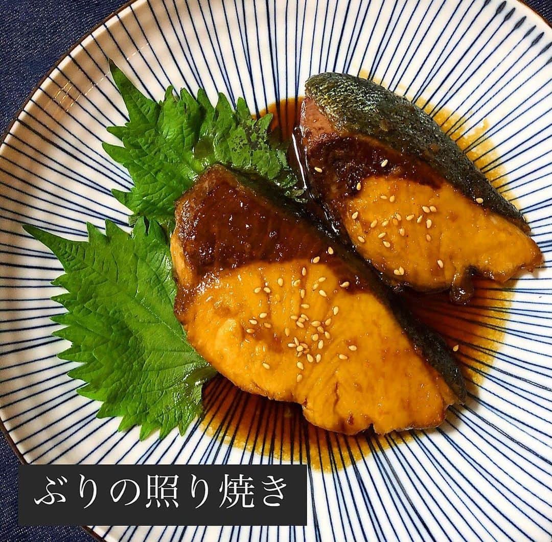 西尾春香のインスタグラム：「. . 🐟🐟ぶりの照り焼き🐟🐟 . ①ぶりを沸騰したお湯をかけてさっと洗う . ②キッチンペーパーでぶりの水分をとる . ③小麦粉大さじ1でぶり全体をコーティングする . ④フライパンに油を敷いて焼く . ⑤表面がカリッとなって焼けたらたれをかけてとろみがつくまで焼く  タレ しょうゆ　大さじ2 酒　　　　大さじ2 みりん　　大さじ2 砂糖　　　小さじ1 すりおろし生姜　ほんのちょっと . #おうちご飯 #料理 #ぶりの照り焼き #和食 #魚料理」