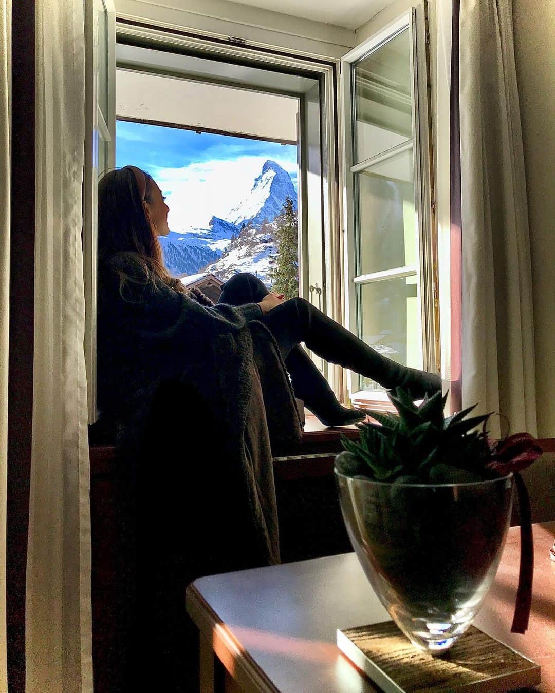 太田エイミーのインスタグラム：「Thank you #zermatt one of my most favorite places on earth. Until we meet again #Matterhorn @montcervinpalace  . . . . . . @zermatt.matterhorn @windowswap @love_mood__style #window #switzerland #myswitzerland #inlovewithswitzerland」