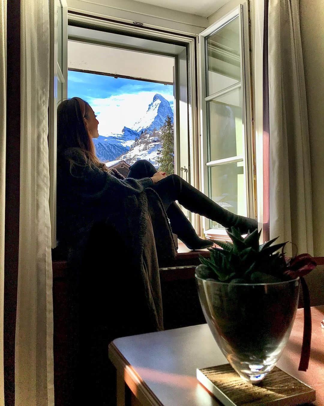 太田エイミーさんのインスタグラム写真 - (太田エイミーInstagram)「Thank you #zermatt one of my most favorite places on earth. Until we meet again #Matterhorn @montcervinpalace  . . . . . . @zermatt.matterhorn @windowswap @love_mood__style #window #switzerland #myswitzerland #inlovewithswitzerland」12月21日 22時32分 - amyota