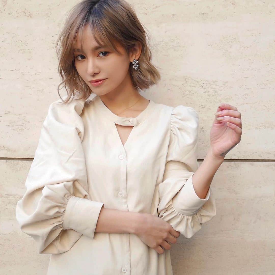 宮本沙恵のインスタグラム：「髪色変えました🤎 相変わらずグラデーション🌼 次またハイライト入れるよ〜😆 @ai_sato_air @yusuke_komiya_air  . #ヘアカラー#グラデーション#ヘアスタイル#ショートボブ#airaoyama#air」