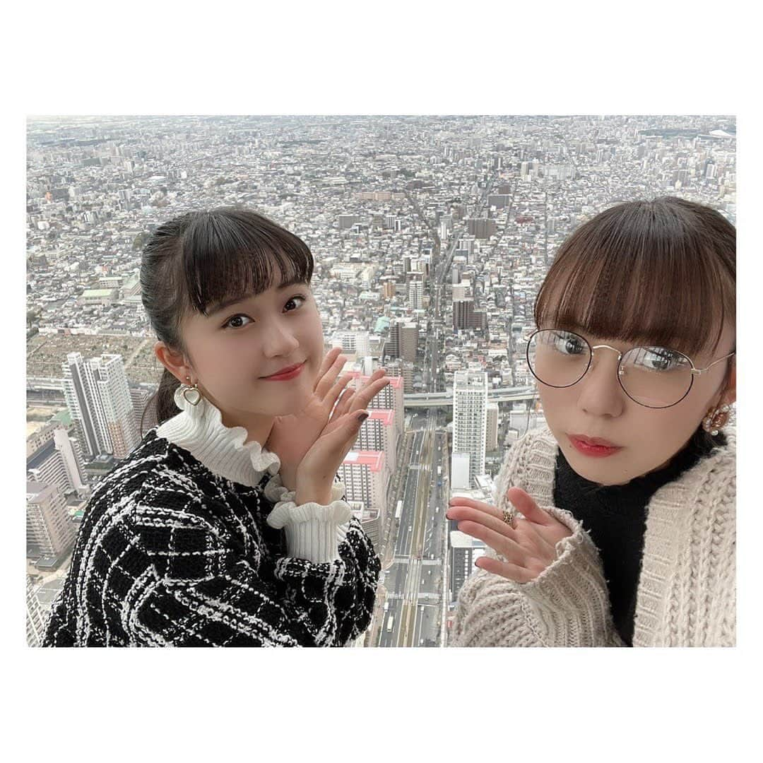 桜井美里さんのインスタグラム写真 - (桜井美里Instagram)「・﻿ ﻿ ﻿ ﻿ ﻿ 大阪旅行3日目は、 色んなところを観光してきたよ‪‪❤︎﻿ ﻿ ﻿ ﻿ あべのハルカスに行ったり、 ﻿ てんしばでアイス食べたりとかして﻿ とにかく大阪の街をぐるぐる歩き回ったよ！！﻿ ﻿ お土産もたくさん買って﻿ しっかり551の豚まんも買ったよ✌️﻿ ﻿ ﻿ 3日間ほんとあっという間で﻿ 色んなところ行って食べて話して笑って、﻿すっごい楽しい旅行でした！！☺️﻿ ﻿ ﻿ 誰かと旅行に行くのは初めてでずっと夢だったから﻿初旅行があやめとでよかったな！って思う🤝﻿   一緒に行ってくれてありがとう💞 ﻿ ﻿ いつかドライブとかもいいね！🚗 ﻿ ﻿  ﻿ ﻿ #大阪旅行 #大阪 #初旅行  #551  #あべのハルカス #観光  #楽しかった #思い出 #青春  #幸せ ‪☺︎‬﻿  ﻿  ﻿」12月21日 22時38分 - mippi__0418