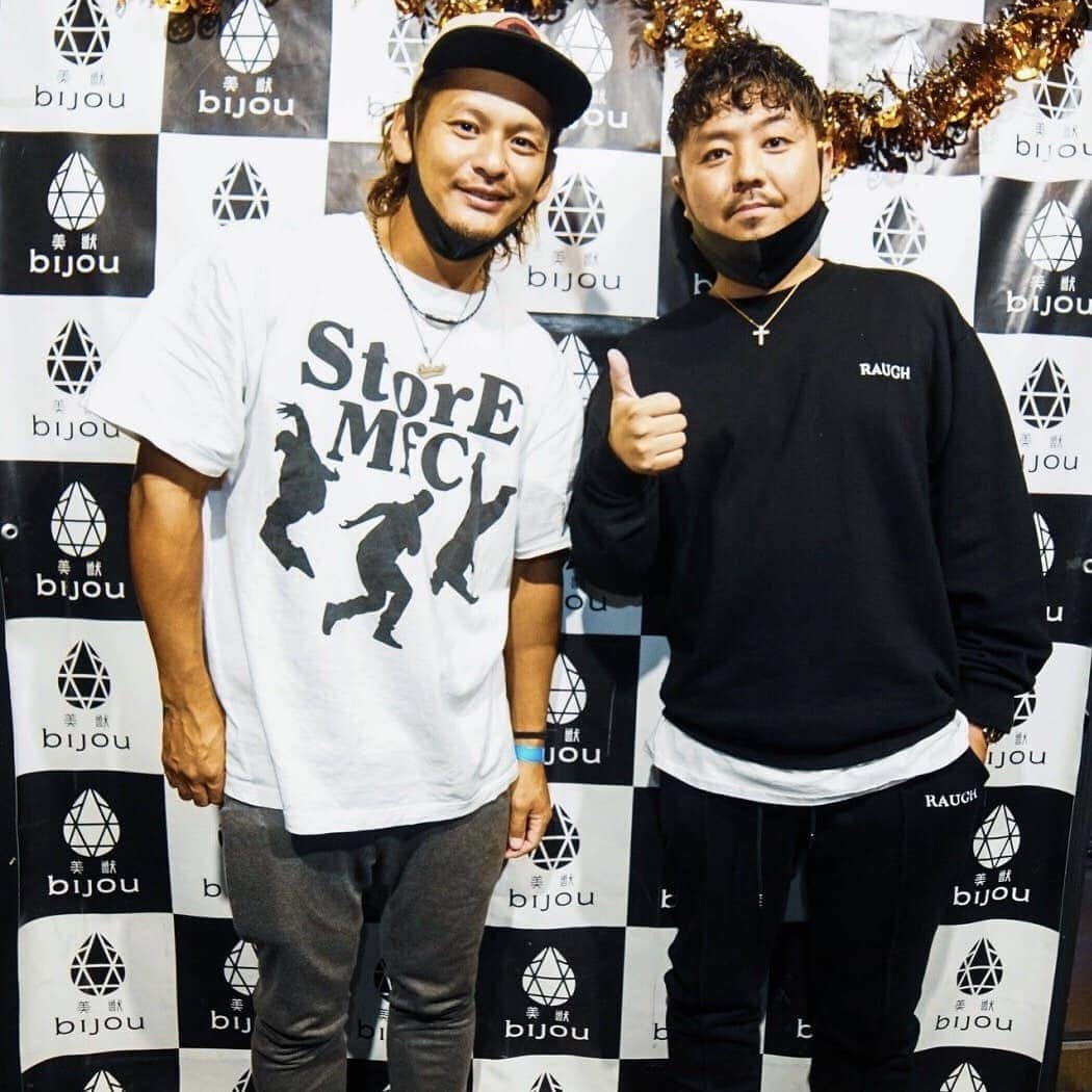 のインスタグラム：「10月末に #福岡 #bijou でdjしました🙏  With #あいのり アジアンジャーニーに出ていた社長と一緒でしたー！🤴@shacho_0716  今年はコロナもありDJする機会が少なくかったけど、  日頃の有り難さをより感じられました。  そしてDJやっぱり好きだなあって。🐕  未だに緊張したり慣れないところもありますが、  ブースに経つと出てくる自分がいます。  発想とか感覚が変わったりで、  それはその場所ありき、  お客さんありきなんですよねー！  というわけで残りの12月は、  28日は久々の名古屋オルカでDJです✍️お近くの方は是非🙇  30日は #渋谷 #VISON でやります！来られる人ご連絡ください✍️  #dj #club #party」