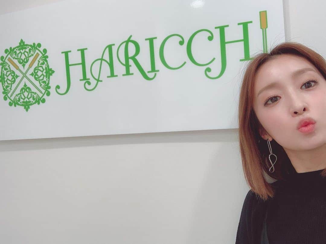 梅田彩佳さんのインスタグラム写真 - (梅田彩佳Instagram)「. . . 2回目の @haricchi_omotesando  #HARICCHI さん . . マスク生活が当たり前になる中で、顔の筋肉が凝り固まっちゃったり、 コロナに日々怖がりながら生きてるせいか、肩に力も入ってしまって、 かちこちになった身体、顔を鍼でほぐして頂きました☺️✨ . . 毎回、鍼をしてもらったら爆睡。 それも熟睡。笑 . . その日も、むくみとれたなーって終わった後びっくりするんだけど、 次の日が本当にすごいんです。 あと、顎にニキビあったんだけど、そこにも鍼うっていただいたら、 終わったら赤みが少し引いてたんです。すごーーーー 少し血がでるんだけど、 悪い血だからいいのだ☺️🥰 . . . 自分の身体、日々頑張ってくれてるからご褒美あげなきゃね。 . . .」12月21日 22時46分 - ayaka_umeda_official