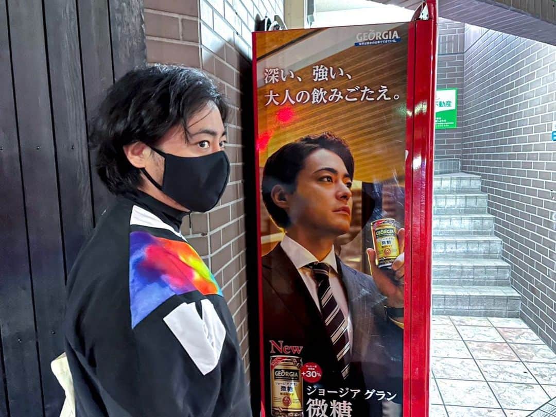 大川竜弥のインスタグラム：「山田さんとお散歩。ジョージアの自動販売機と記念撮影をしました。  今年も大変お世話になりました。来月のミュージカル「モンティ・パイソンのSPAMALOT」楽しみにしています。」