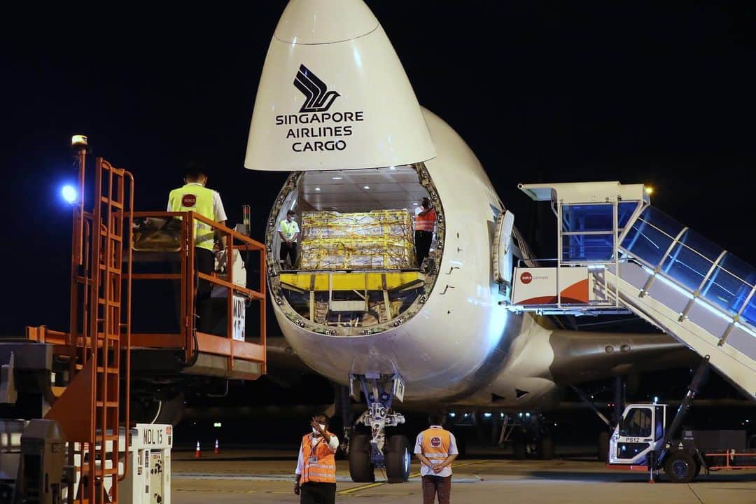 リー・シェンロンのインスタグラム：「Delighted to see the first shipment of vaccines arrive in Singapore on flight SQ7979 – a welcome ‘present’ that we’ve all been looking forward to!  The Multi-Ministry Taskforce will announce details of the rollout in due course, so do stay tuned. We are prioritising our healthcare workers and the elderly. Vaccination will be voluntary, but I encourage Singaporeans to take the vaccine.   It’s been a long and arduous year. I hope that this news will give Singaporeans cheer this festive season, and reason to be optimistic for 2021. – LHL  (MCI Photo by Betty Chua)」