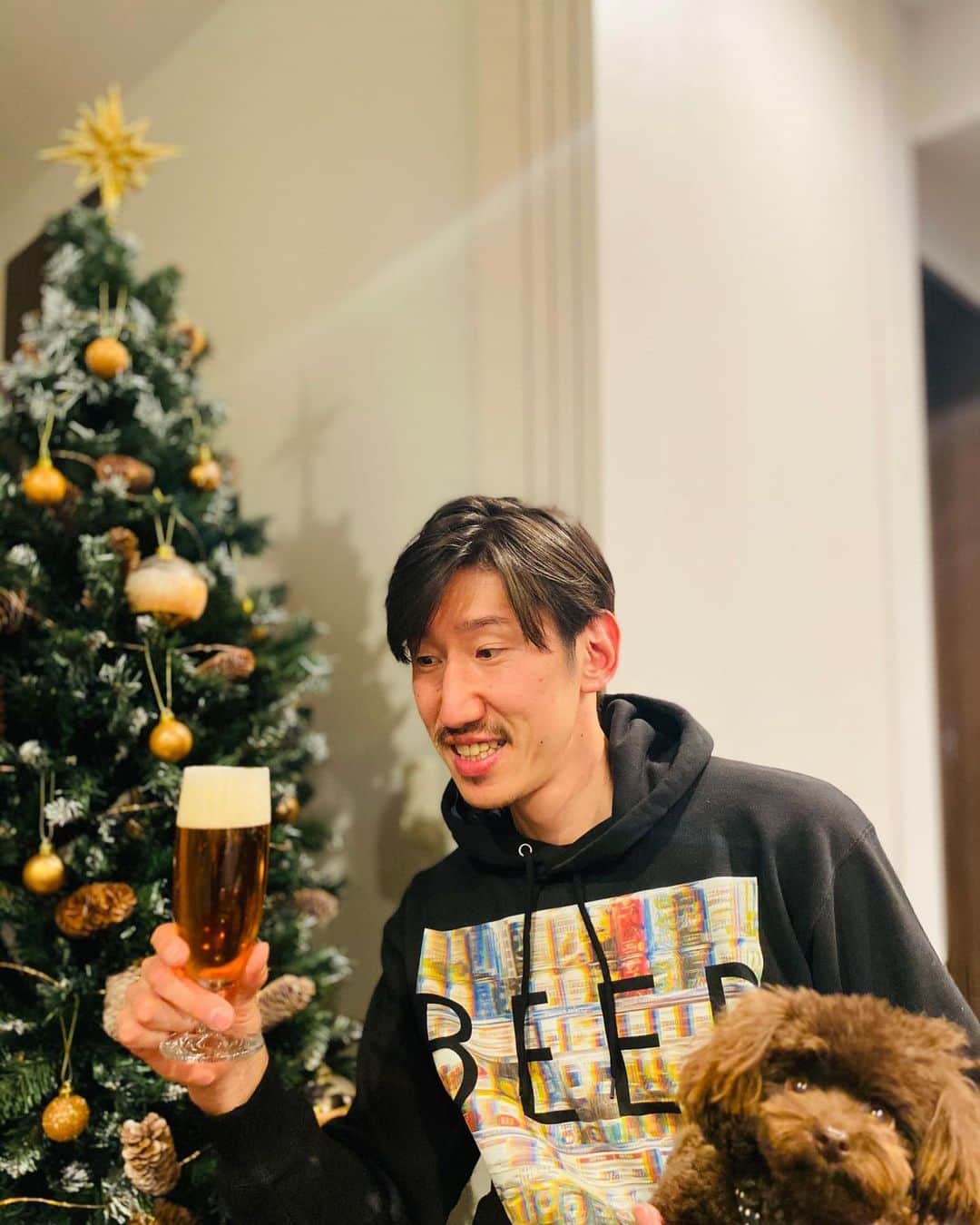 網野友雄のインスタグラム：「今宵はビール片手に着るビール🍺 #着るビール #ビール棚パーカー #ビール最高  パーカー @beerbeerbeer.beer」