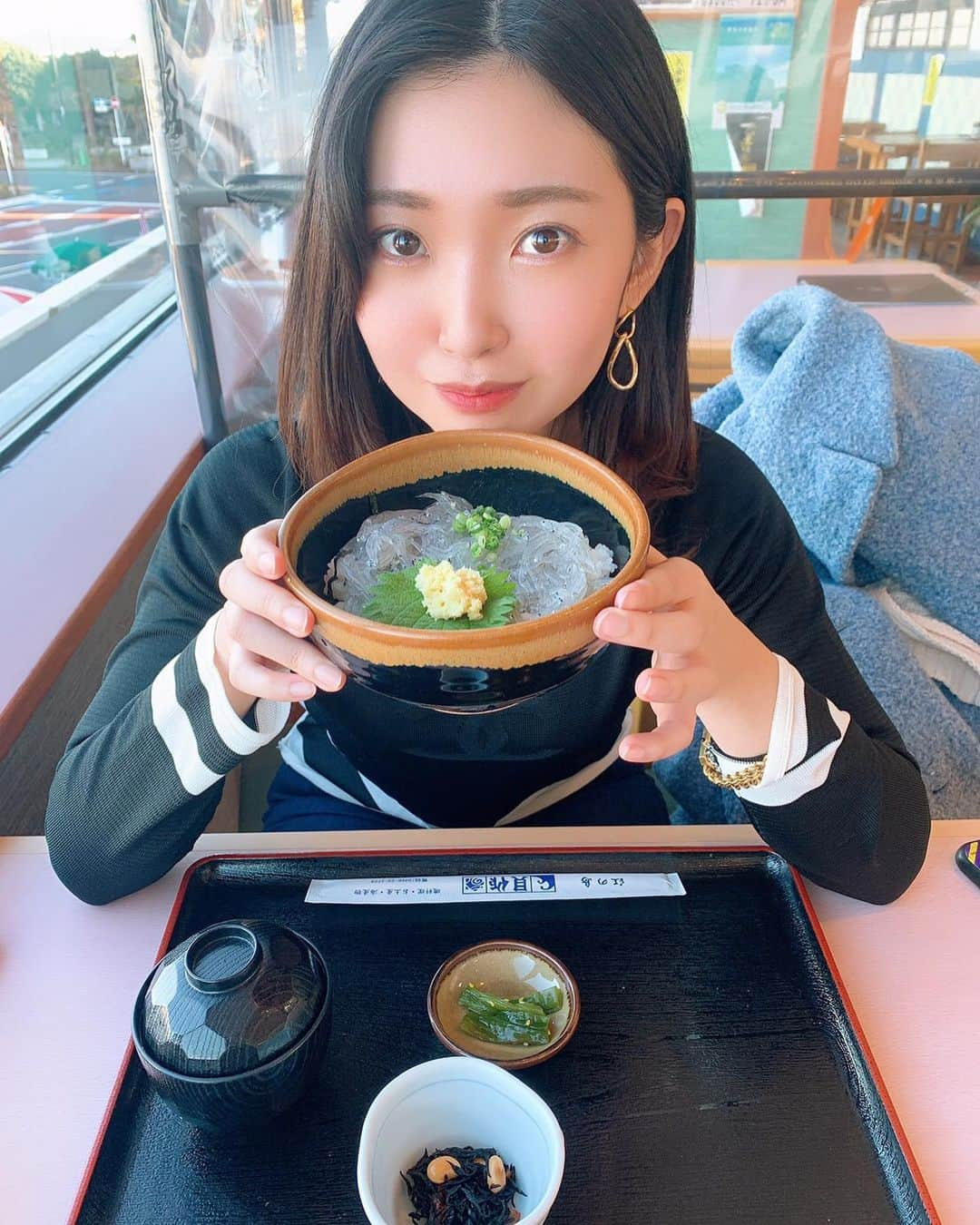 佐野礼奈のインスタグラム：「生しらす丼〜🐟🐟 凄く充実したお休みだった☺️♡ これからクリスマスだけど みんなは何するの〜？🧑‍🎄🎄  #クリスマス #江ノ島 #江ノ島グルメ #生しらす丼 #江ノ島神社 #イルミネーション #イルミネーション2020 #女子旅 #江ノ島カフェ #カフェ巡り」