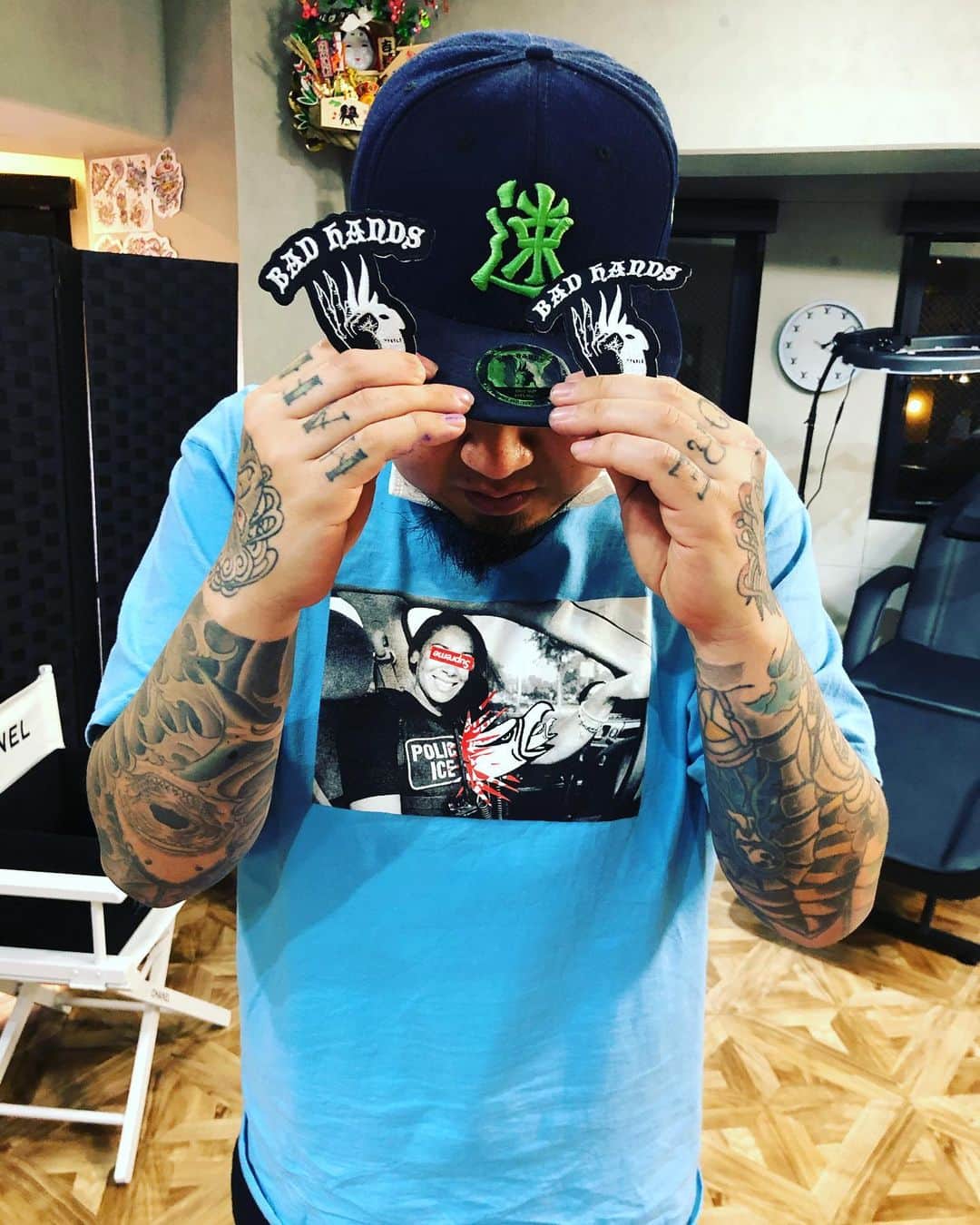 のインスタグラム：「原宿にイケてるtattoo shopの @badhandstokyo がオープンしました‼️  神戸のハーバーにもあり、カッコええお店なんです🤘🏻 グッズもイケてます👍🏻 チェックしてみてや〜‼️  〒150-0001 東京都渋谷区神宮前2丁目18番11号 MF神宮前ビル4F  03-6804-2748  #badhands #出張ヒロシ #あーすぅーベリーまっち」