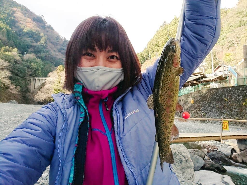 のインスタグラム：「こんにちは🍀 午後もナイスにゴーゴー！✨  これは、マスをつったときでございマス🐟 もうすぐクリスマス✨🌷  2020年もあと少し🍀  2020ラストも、2021年も、 楽しい、嬉しい瞬間をたくさん積み重ねていきたいです🗻✨ 山のように、、🐱🌷」
