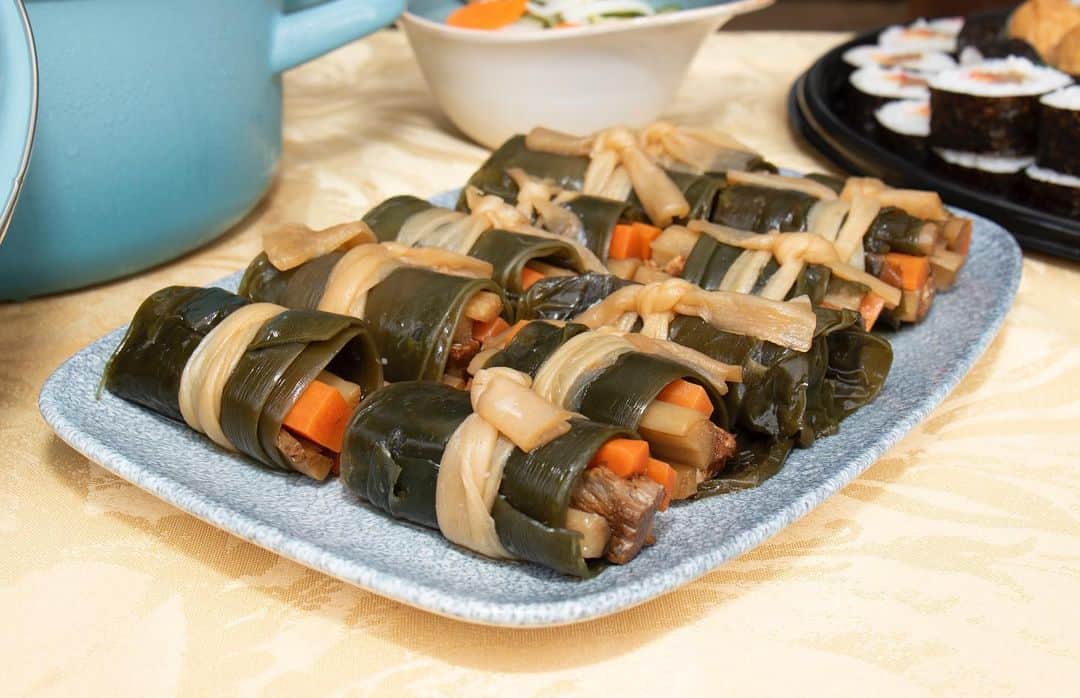 Zippy's Restaurantsのインスタグラム：「Pre-order handmade Konbu Maki and your Oseichi Ryori on Zippys.com before it’s sold out.」
