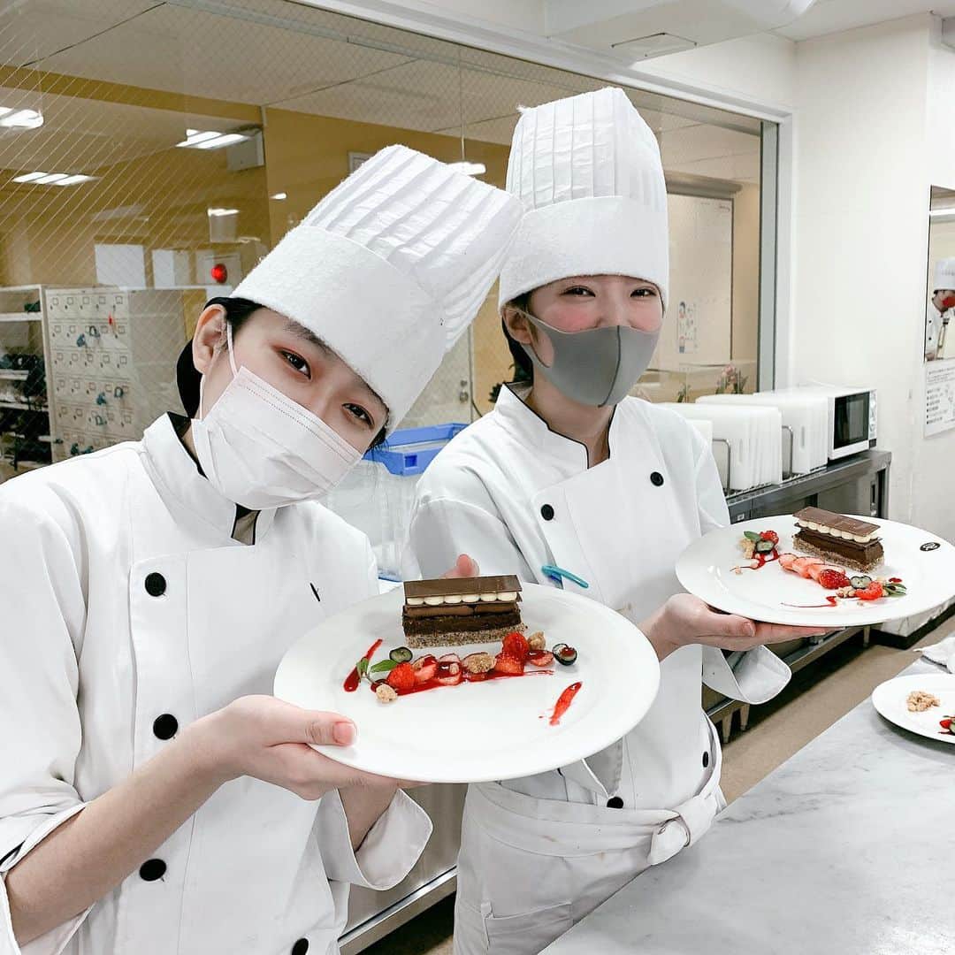 東京ベルエポック製菓調理専門学校さんのインスタグラム写真 - (東京ベルエポック製菓調理専門学校Instagram)「#パティシエ 実践科は 明日より冬休みです！✨ 皿盛りのデザートを作りました🥰だんだんレベルも上がってきてお皿に盛る技術もついてきましたね！🙆‍♀️  #製菓 #皿盛り #デザート #東京ベルエポック製菓調理専門学校」12月21日 13時48分 - belleseika