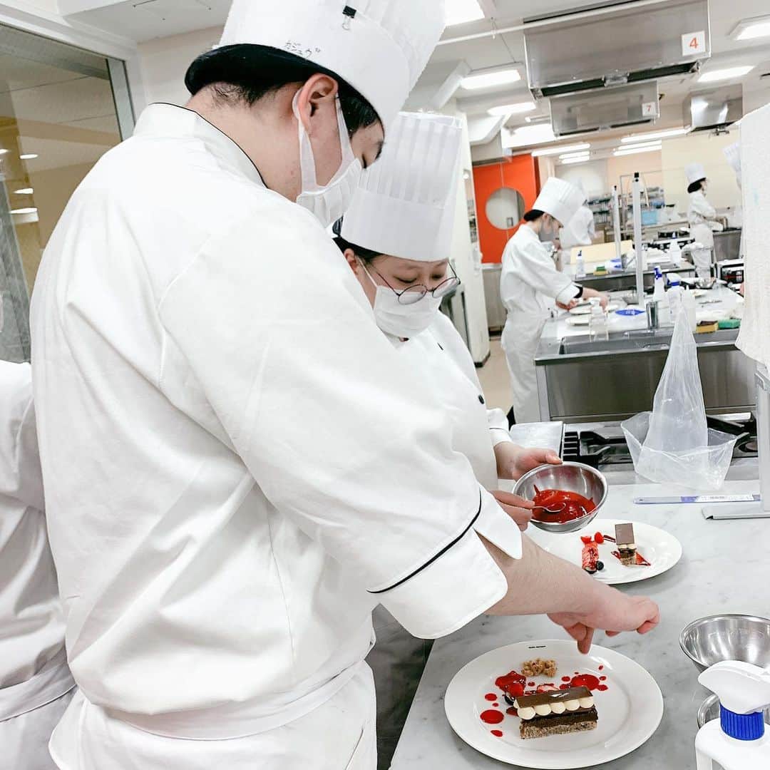 東京ベルエポック製菓調理専門学校さんのインスタグラム写真 - (東京ベルエポック製菓調理専門学校Instagram)「#パティシエ 実践科は 明日より冬休みです！✨ 皿盛りのデザートを作りました🥰だんだんレベルも上がってきてお皿に盛る技術もついてきましたね！🙆‍♀️  #製菓 #皿盛り #デザート #東京ベルエポック製菓調理専門学校」12月21日 13時48分 - belleseika