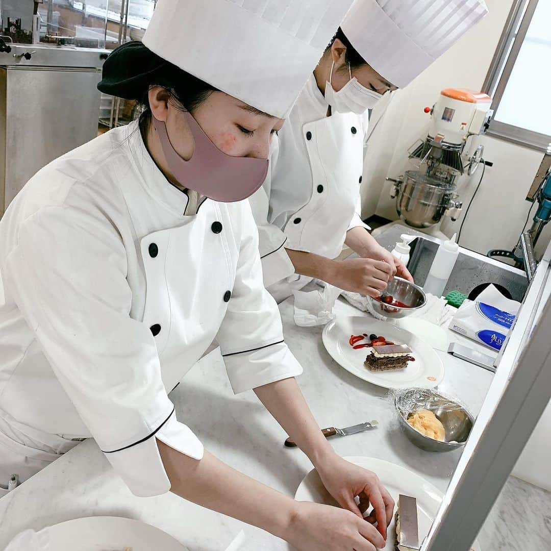 東京ベルエポック製菓調理専門学校さんのインスタグラム写真 - (東京ベルエポック製菓調理専門学校Instagram)「#パティシエ 実践科は 明日より冬休みです！✨ 皿盛りのデザートを作りました🥰だんだんレベルも上がってきてお皿に盛る技術もついてきましたね！🙆‍♀️  #製菓 #皿盛り #デザート #東京ベルエポック製菓調理専門学校」12月21日 13時48分 - belleseika