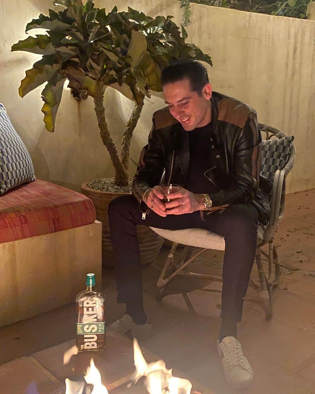 G-Eazyのインスタグラム：「They say whiskey warms the soul... The Busker neat by the fire on a December night #buskit Check out more on @thebusker_official」