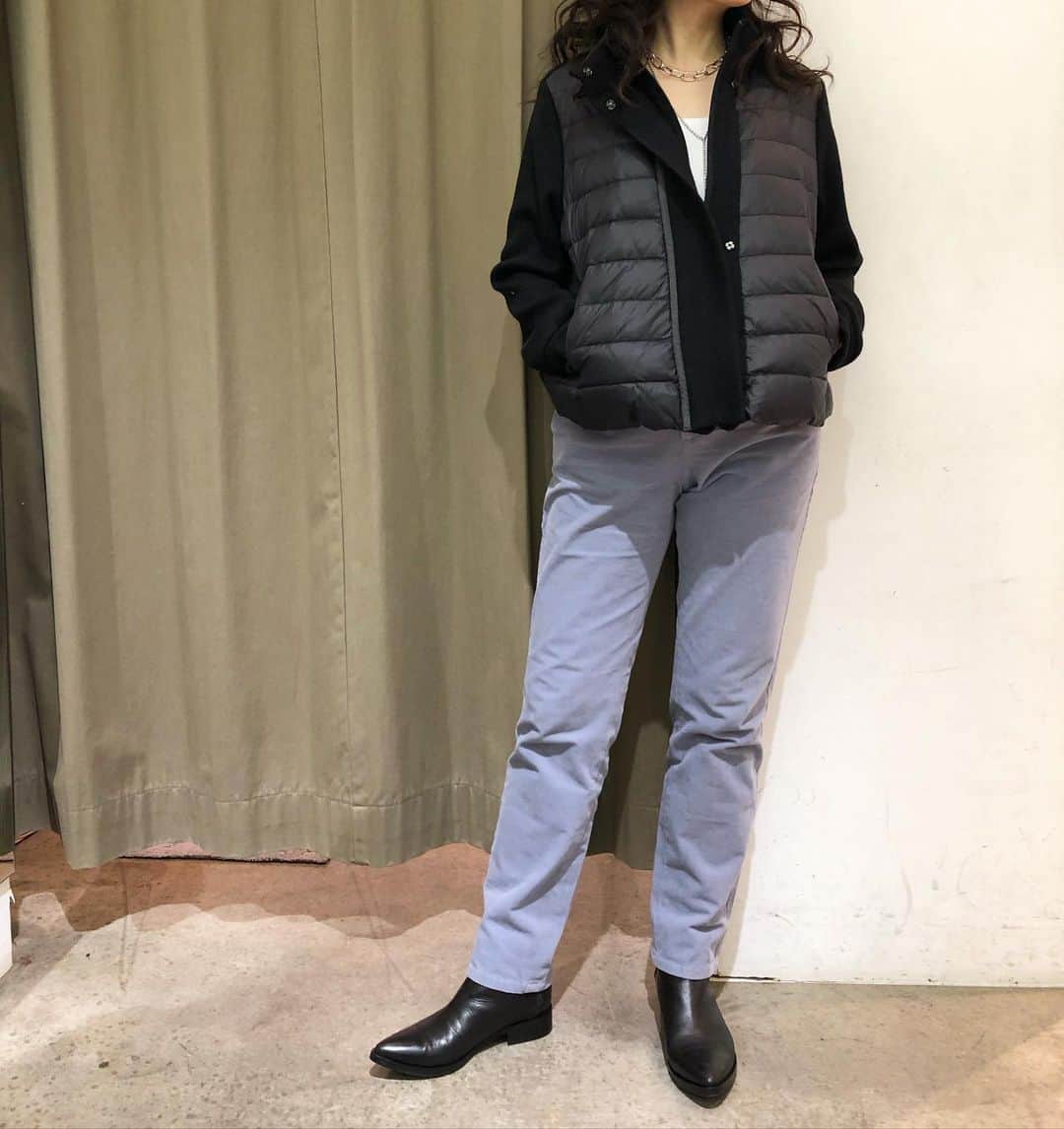 GATHER yamatoのインスタグラム：「お袖はニット。 身頃はダウン、 軽さがたまらない。 そんなに寒くない日は カットソーで軽快に。 寒い日は全部閉めて 上からさらにアウターを。 室内でも脱がずに済む 気軽さも重宝。  _______________  クリスタル ニットダウンジャケット 16280円【taxin】 #大人がかっこよく映える服 #アラフォーコーデ #アラフィーコーデ #ダウンジャケット」