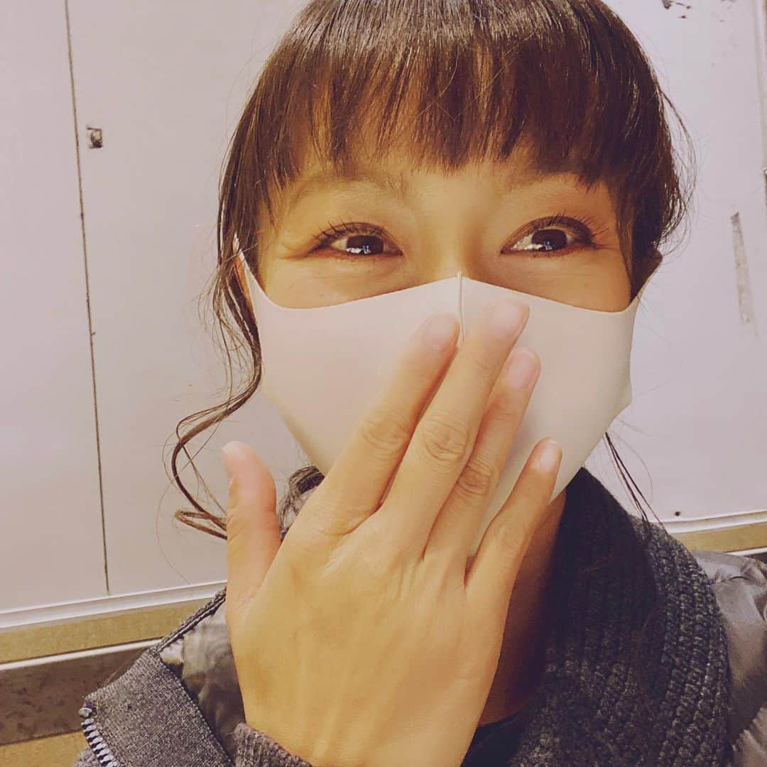 福島和可菜さんのインスタグラム写真 - (福島和可菜Instagram)「ステキ撮影してまーす😊 楽しいなぁ✨✨✨  また情報解禁になりましたらお知らせしますねー🎉  #昨日前髪切ったよ #週一 #マスト #素敵 #ステキ #撮影 #久々涙流して笑った #楽し過ぎる #面白過ぎる #お腹が千切れる #笑 #爆笑 #情報解禁 #お楽しみに #まだまだ頑張ります #感謝 #ありがとう #マスク #白 #😊 #😂 #🤣 #😄 #😆 #🎉 #✨ #☀️」12月21日 13時54分 - fukushimawakana