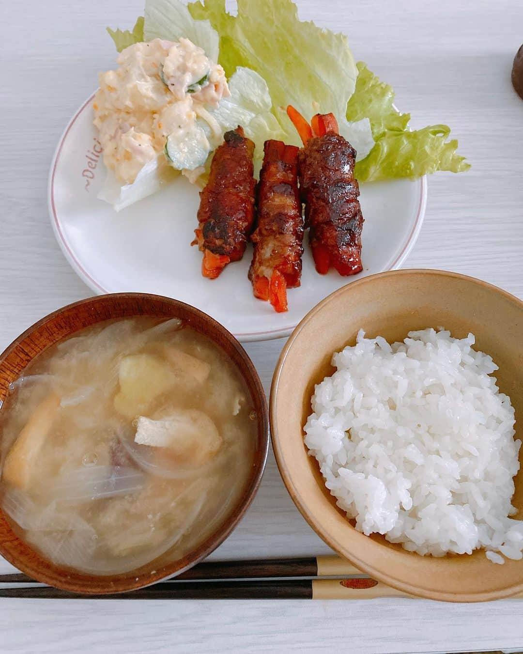 望月りさのインスタグラム：「本日のお昼ご飯👩🏻‍🍳 サツマイモのお味噌汁 ポテトサラダ 甘辛人参の肉巻き #クッキングラム」