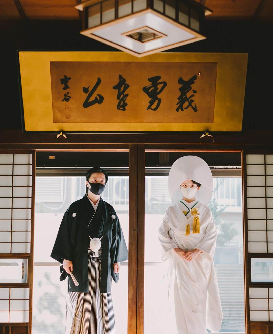 のインスタグラム：「不安な情勢が続いておりますが。。🦠😢 この時期だからこその ポジティブなお写真を残してみてもいいのではないのでしょうか☺️☺️🤍  --------------------------- お二人で、ご家族で、 アットホームな和婚をご希望の方 お気軽に和婚スタイルへ ご相談下さい👘✨💕  @wakonstyle プロフィールのリンクから HPをご覧頂けます。 --------------------------- #和婚スタイル #神社挙式 #白無垢 #紋付袴 #2020冬婚  #2021年冬婚 #まだまだ間に合います #神前結婚式 #日本の結婚式 #コロナに負けるな」