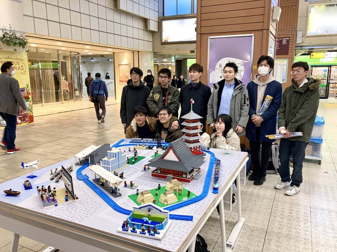 日本工学院さんのインスタグラム写真 - (日本工学院Instagram)「学生が制作したブロック作品をJR大森駅で展示しました💁 . JR大森駅さまから企画参画へのお誘いをいただき、大森のまちの魅力を発信するお手伝いをすることに❗ 大田区大森・蒲田の知られざる名所をブロックで表現しました。 . 地域と連携した実践的な場で、学びを深める良い機会になりました✨ . . 「#日本工学院」をチェック！！ 学生が投稿したリアルな日常風景を見ることができますよ！ . . #nihonkogakuin #専門学校 #日本工学院八王子専門学校 #日本工学院専門学校 #教職員投稿写真 #若きつくりびと #レゴ #レゴ好き  #プラレール #プラレールレイアウト #プラレール博 #プラレール大好き #レゴブロック #ブロック #アートミュージアム #大田区 #大森駅 #大森 #キネカ大森  #映画館 #まちあるき #街歩き #jr東日本 #jreast」12月21日 14時00分 - nihonkogakuin