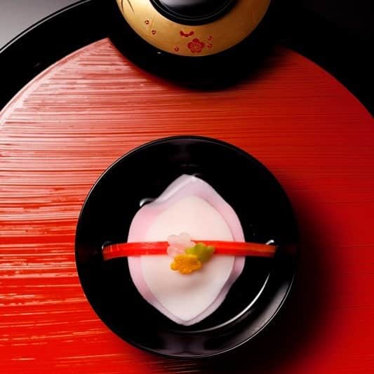 横浜ロイヤルパークホテルのインスタグラム：「今年も残すところ、あと僅か。  レストランでは新年を迎えるにふさわしい、華やかなメニューをご用意しております🎍」