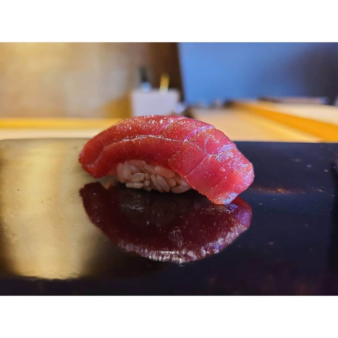 未來歩のインスタグラム：「お昼から贅沢な時間☺️　 三心さんのお鮨は美しい✨ 大将のセンスの良さが詰まったお店で食べるお鮨に皆大喜び🤤  凄く騒がしかったけど(笑)  昼からワインやらシャンパンやら飲み続けてベロベロ(笑)  楽しかった🙌  うるさくてごめんなさい😭　  素敵な時間をありがとうございました❤️  予約も譲ってくれてありがとう😃  #三心#マグロ #鮨 #グルメ好きな人と繋がりたい #ミシュラン#sushi  #日本料理 #食べログ #美しい #予約困難店 #食べログ高評価」