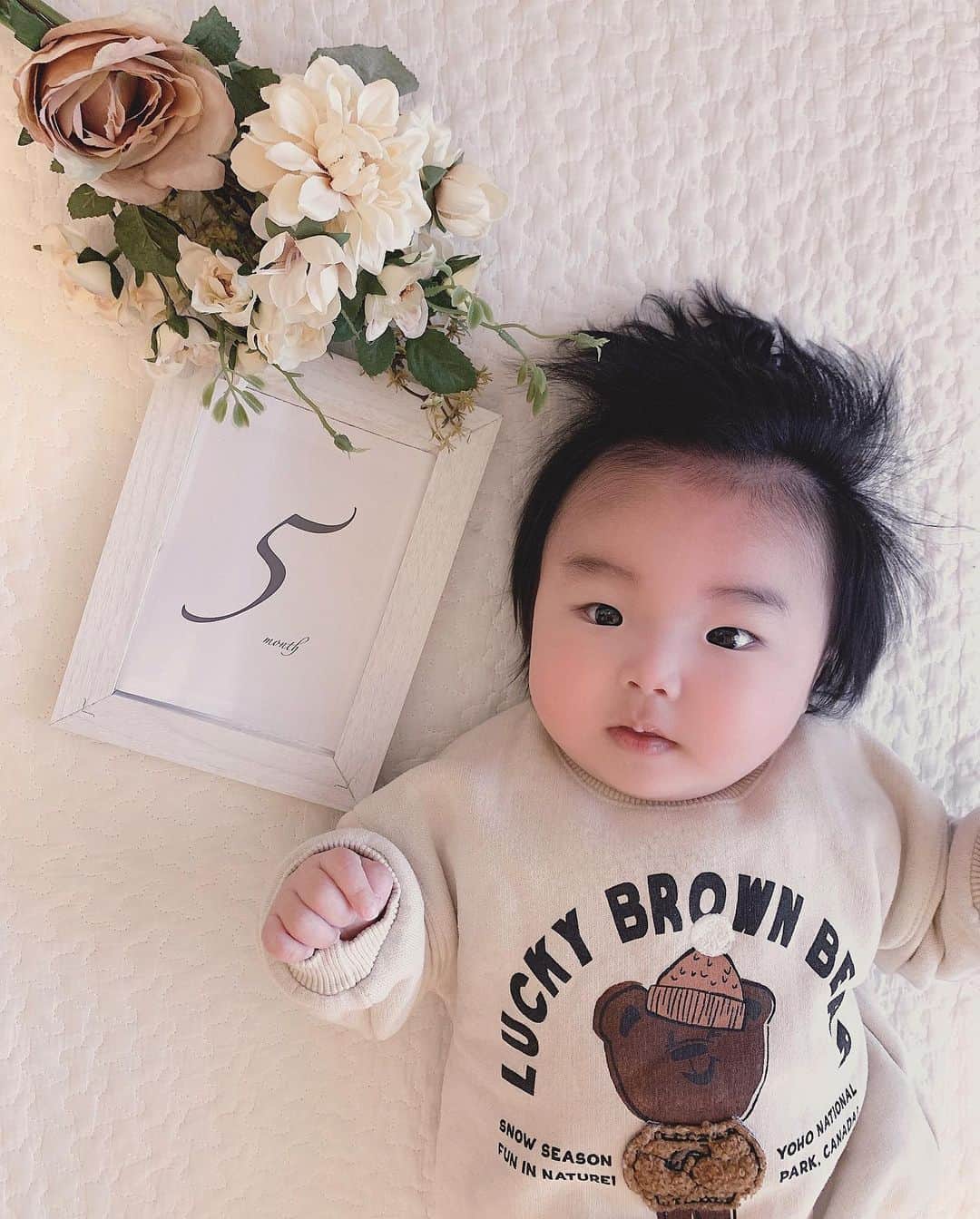 さっぴちゃんのインスタグラム：「... ... 𝟓𝐦𝐨𝐧𝐭𝐡👶🏼 ... ... . 来月でハーフバースデーだなんて 信じられない( °∀°) . 毎日毎日ただひたすら癒しのおまんじゅう君(笑) . 2ヶ月の頃は寝返りしようとしたり 首も頑丈だったけど、その後はの〜んびり過ごして 寝返りもせず、首はほぼ座ったくらいで 本当に毎日よく寝てます😂(笑) . うつ伏せにしても嫌がらないから良いけど 寝返りの練習をさせても、すぐ諦めてヘラヘラ 笑い始めるくらい超ド級のマイペース🐢♡♡ . よく笑うから、周りの人達に会うと みんなががっくんを見て笑顔になってて そういう瞬間を見ては幸せだな〜と、ほのぼのする𓂃𓈒𓏸 . がっくんのペースで大きくなっておくれ♡♡ だいすき☺️♡♡♡ . それにしても声高いなぁ♬ 髪の毛すごいなぁ(笑) . . ………………………………(♡)……………………………… .」