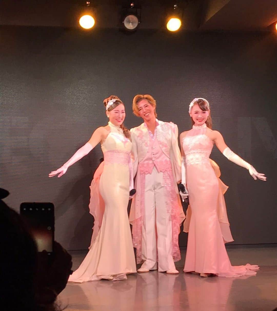 貴千碧のインスタグラム：「少し前に… 人生初の#OSK日本歌劇団 さんの公演を拝見しました✨ ひょんなきっかけで出会った #虹架路万 ちゃん #唯城ありす ちゃん #凛華あい ちゃん の#スペシャルライブ  エネルギッシュで歌もダンスもバリバリこなされる姿に気付いたら終わってた🥺この状況下でも舞台に立たせて頂けることが幸せと話されていました。 それはきっと舞台じゃなくても他のどの仕事でも同じなんだろうな。  自分の知らない世界を知っていくことはとても楽しい‼️ 素晴らしい機会を作ってくれたNijiありがとう❣️  . . . #それにしても 虹架路万ちゃんの#トーク #最高に面白い　🤣🤣 トークだけでも#お腹いっぱい　なほど笑った爆  #写真　お借りしました☺️🙏 ご一緒して頂きました皆様、ありがとうございました🌈✨」