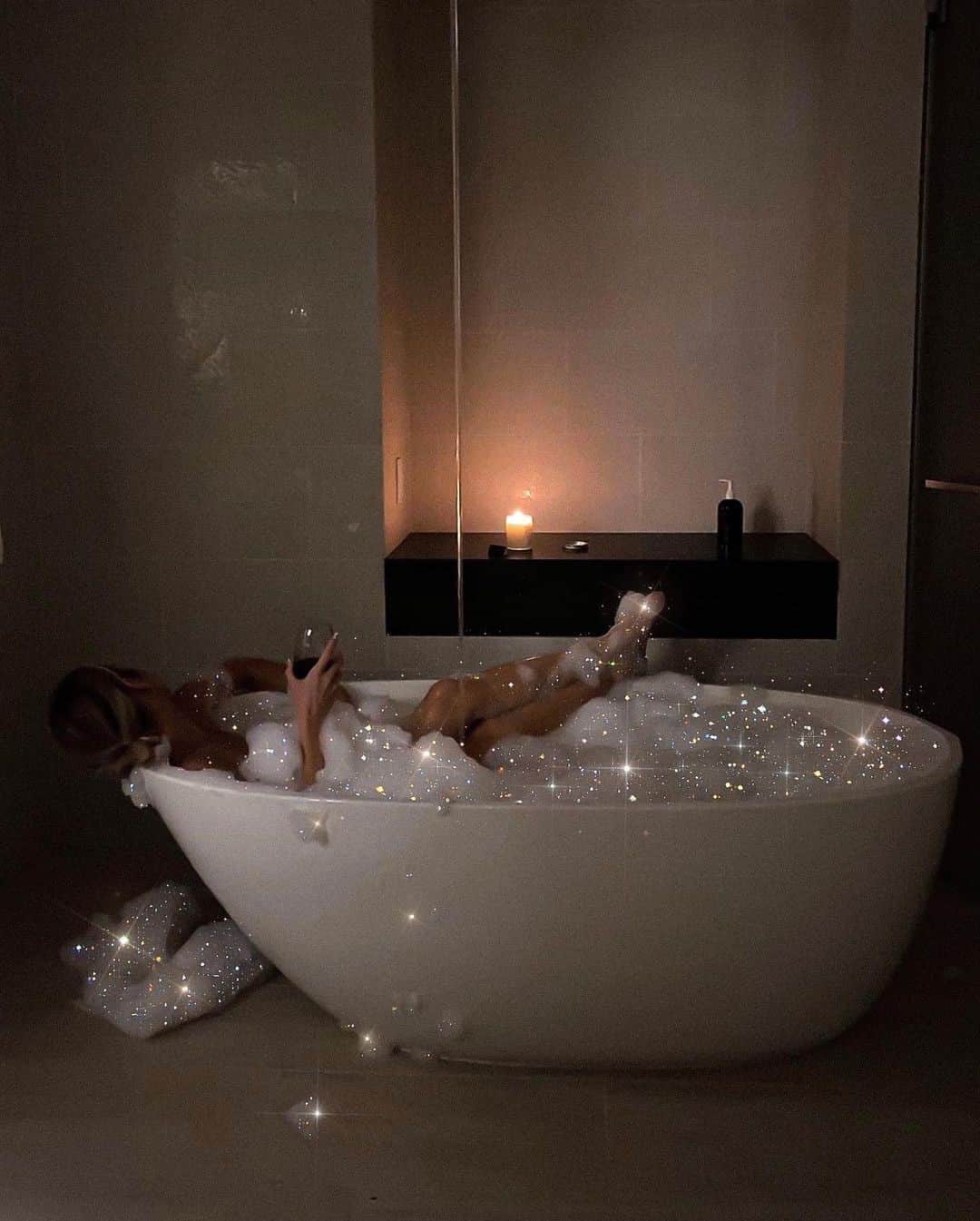 Crazy Roomsのインスタグラム：「Sunday mood☁️🛁by @yana.potter.art Original picture by @kelsey_diprima ✨」